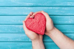 Czerwony kierowy kształt w ręka odgórnym widoku Zdrowy, darowizna organu, pojęcie, dostępny karciany dzień kartoteki valentines w obrazy royalty free Czerwony kierowy kształt w ręka odgórnym widoku Zdrowy, darowizna organu, pojęcie, dostępny karciany dzień kartoteki valentines w obrazy royalty free