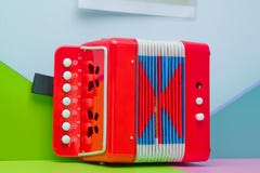 Czerwony mały Garmon dla dzieciaków Troszkę akordeon, harmoniczny, instrument muzyczny, muzyka bielu remontowi klucze instrument obrazy royalty free Czerwony mały Garmon dla dzieciaków Troszkę akordeon, harmoniczny, instrument muzyczny, muzyka bielu remontowi klucze instrument obrazy royalty free