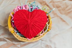 Czerwony serce robić woolen nici kłama w bambusowym koszu dolina Obraz Stock Czerwony serce robić woolen nici kłama w bambusowym koszu dolina Obraz Stock