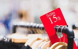 Czerwony sprzedaż znaka 15% rabat na odzież stojaku w nowożytnym zakupy centrum handlowym lub wydziałowym sklepie z kopii przestr Obraz Stock Czerwony sprzedaż znaka 15% rabat na odzież stojaku w nowożytnym zakupy centrum handlowym lub wydziałowym sklepie z kopii przestr Obraz Stock