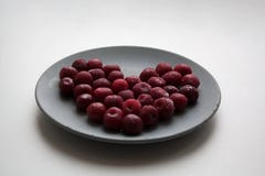 Czerwonych wiśni kierowy valentine na talerzu obrazy stock Czerwonych wiśni kierowy valentine na talerzu obrazy stock