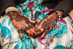 Czerń i Brown henny ręk rysunki na kobietach dla afrykanina Weddin zdjęcie stock Czerń i Brown henny ręk rysunki na kobietach dla afrykanina Weddin zdjęcie stock
