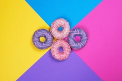 Cztery donuts na wielo- barwionym tle fotografia stock Cztery donuts na wielo- barwionym tle fotografia stock