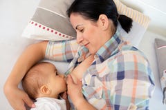 Czuła matka breastfeeding jej chłopiec obrazy royalty free Czuła matka breastfeeding jej chłopiec obrazy royalty free