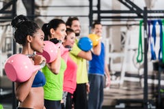 Czynnościowy sprawność fizyczna trening w sporta gym obraz stock Czynnościowy sprawność fizyczna trening w sporta gym obraz stock