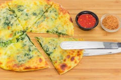 Częsciowo pokrojony round khachapuri na drewnianej bambus desce w górę obrazy royalty free Częsciowo pokrojony round khachapuri na drewnianej bambus desce w górę obrazy royalty free