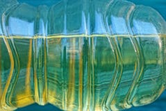 Część jasna plastikowa butelka z żółtym słonecznikowym olejem zdjęcie stock Część jasna plastikowa butelka z żółtym słonecznikowym olejem zdjęcie stock