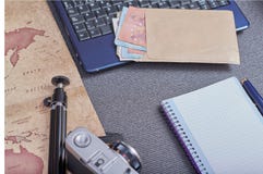 Cámara de la foto del vintage al lado de un ordenador portátil y un sobre con el dinero en euros foto de archivo libre de regalías Cámara de la foto del vintage al lado de un ordenador portátil y un sobre con el dinero en euros foto de archivo libre de regalías