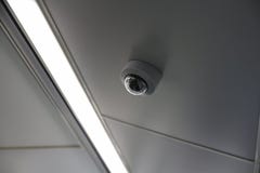 Cámara de seguridad o cámara CCTV en techo foto de archivo libre de regalías Cámara de seguridad o cámara CCTV en techo foto de archivo libre de regalías