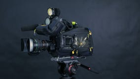 Cámara de vídeo digital profesional, camcoder aislado en fondo negro en srudio de la TV almacen de metraje de vídeo Cámara de vídeo digital profesional, camcoder aislado en fondo negro en srudio de la TV almacen de metraje de vídeo