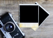 Cámara del vintage con la fotografía vieja en blanco en el fondo de madera - concepto de la fotografía imagenes de archivo Cámara del vintage con la fotografía vieja en blanco en el fondo de madera - concepto de la fotografía imagenes de archivo