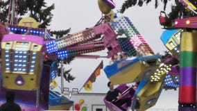 Cámara lenta de la gente que se divierte en el carnaval Cámara lenta de la gente que se divierte en el carnaval
