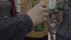 Cámara lenta - grupo de mujeres jovenes y de gente asiáticas del hombre que bailan y que aumentan sus brazos para arriba en músic almacen de video Cámara lenta - grupo de mujeres jovenes y de gente asiáticas del hombre que bailan y que aumentan sus brazos para arriba en músic almacen de video