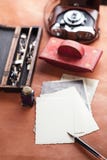 Cámara retra del papel secante de la pluma de la tinta del vintage de las fotos Foto de archivo Cámara retra del papel secante de la pluma de la tinta del vintage de las fotos Foto de archivo