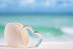 Cáscara del mar blanco con el vidrio del corazón en backgrou del azul de la playa y del mar imagen de archivo libre de regalías Cáscara del mar blanco con el vidrio del corazón en backgrou del azul de la playa y del mar imagen de archivo libre de regalías