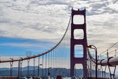 Câbles de suspension de golden gate bridge et silhouette du sud de tour images libres de droits Câbles de suspension de golden gate bridge et silhouette du sud de tour images libres de droits