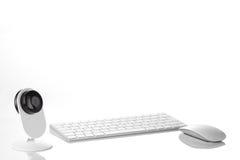Câmara de vigilância da segurança, teclado de computador e um rato isolado no fundo branco com espaço da cópia para seu texto imagem de stock royalty free Câmara de vigilância da segurança, teclado de computador e um rato isolado no fundo branco com espaço da cópia para seu texto imagem de stock royalty free
