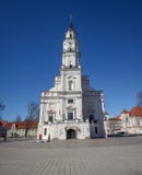 Câmara municipal de Kaunas na praça da cidade velha fotos de stock Câmara municipal de Kaunas na praça da cidade velha fotos de stock
