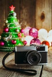 Câmera do vintage no fundo do Natal com decorações e Chri imagens de stock royalty free Câmera do vintage no fundo do Natal com decorações e Chri imagens de stock royalty free