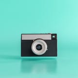 Câmera preta velha do filme que levita no fundo azul Conceito mínimo foto de stock Câmera preta velha do filme que levita no fundo azul Conceito mínimo foto de stock