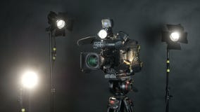 Câmera profissional da transmissão no estúdio irreconhecível da notícia da tevê Isolado no fundo video estoque Câmera profissional da transmissão no estúdio irreconhecível da notícia da tevê Isolado no fundo video estoque