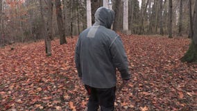 A câmera segue o homem na máscara assustador e no machete de Dia das Bruxas filme A câmera segue o homem na máscara assustador e no machete de Dia das Bruxas filme