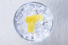 Cédrats sur un verre de tonique de genièvre image stock Cédrats sur un verre de tonique de genièvre image stock