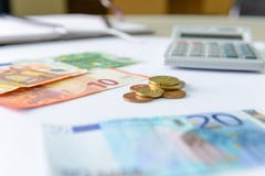 Cédulas e moedas do dinheiro do Euro que contam com calculadora, caderno e pena fotos de stock Cédulas e moedas do dinheiro do Euro que contam com calculadora, caderno e pena fotos de stock