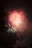 Célébration de feux d'artifice au-dessus de la rivière Ohio photos libres de droits Célébration de feux d'artifice au-dessus de la rivière Ohio photos libres de droits