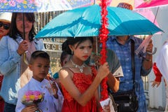 Cérémonie l'épousant sur la rue Fille dans une robe rouge sous un parapluie image libre de droits Cérémonie l'épousant sur la rue Fille dans une robe rouge sous un parapluie image libre de droits