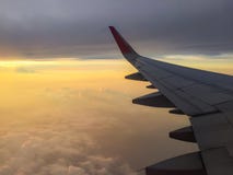 Céu de Jet Airplane Wing Sunset Orange do passageiro Imagem de Stock Royalty Free Céu de Jet Airplane Wing Sunset Orange do passageiro Imagem de Stock Royalty Free