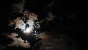 Céu noturno com a Lua cheia de brilho atrás de mover nuvens dramáticas Lapso de tempo filme Céu noturno com a Lua cheia de brilho atrás de mover nuvens dramáticas Lapso de tempo filme