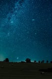 Céu noturno disparado sobre o campo A galáxia da Via Látea, a galáxia do Andromeda, a galáxia do triângulo e de estrela de Pleiad fotos de stock Céu noturno disparado sobre o campo A galáxia da Via Látea, a galáxia do Andromeda, a galáxia do triângulo e de estrela de Pleiad fotos de stock