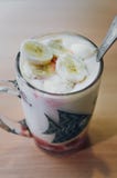 Cóctel de la leche amarga con las rebanadas de plátano y de fresas imagenes de archivo Cóctel de la leche amarga con las rebanadas de plátano y de fresas imagenes de archivo