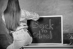 Código de vestimenta da escola Saia da sarja de Nimes da menina que quebra regras da roupa da escola As nádegas 'sexy' da mini sa foto de stock Código de vestimenta da escola Saia da sarja de Nimes da menina que quebra regras da roupa da escola As nádegas 'sexy' da mini sa foto de stock