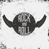 Cópia da música do rock and roll A cópia do Grunge para o t-shirt com rotulação e as asas na guitarra formam ilustração do vetor Cópia da música do rock and roll A cópia do Grunge para o t-shirt com rotulação e as asas na guitarra formam ilustração do vetor