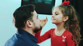 Córka robi makijażowi jej tata zbiory Córka robi makijażowi jej tata zbiory