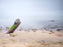 Côte de la mer après une tempête Coucher du soleil coloré de l'atmosphère romantique en mer photo stock Côte de la mer après une tempête Coucher du soleil coloré de l'atmosphère romantique en mer photo stock