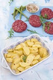 Côtelettes de viande pour griller et asperge Pommes de terre sur une plaque de cuisson Nourriture de protéine Copiez l'espace images libres de droits Côtelettes de viande pour griller et asperge Pommes de terre sur une plaque de cuisson Nourriture de protéine Copiez l'espace images libres de droits