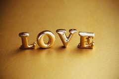 ` D'amour de ` de mot simple dans le lettrage d'or Photos stock