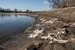D?chets en plastique le long du littoral pollution environnementale ?cologique de photo de crise photographie stock libre de droits D?chets en plastique le long du littoral pollution environnementale ?cologique de photo de crise photographie stock libre de droits