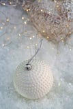 D?coration de No?l Perles blanches de nacre de boule sur une neige et un beau fond brouill? de bokeh ?clatant avec les lumi?res r photos stock D?coration de No?l Perles blanches de nacre de boule sur une neige et un beau fond brouill? de bokeh ?clatant avec les lumi?res r photos stock