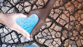 D?a del ambiente La gente lleva a cabo las manos en forma del corazón, con agua y el suelo seco en el fondo Concepto de la protec fotografía de archivo D?a del ambiente La gente lleva a cabo las manos en forma del corazón, con agua y el suelo seco en el fondo Concepto de la protec fotografía de archivo