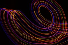 3D Illustratie Abstracte lijnen van het lichte schilderen van roodachtige kleuren op zwarte achtergrond vector illustratie 3D Illustratie Abstracte lijnen van het lichte schilderen van roodachtige kleuren op zwarte achtergrond vector illustratie