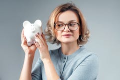 3d illustratie op witte achtergrond Het Spaarvarken van de Holding van de vrouw Royalty-vrije Stock Fotografie 3d illustratie op witte achtergrond Het Spaarvarken van de Holding van de vrouw Royalty-vrije Stock Fotografie