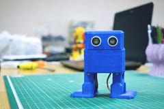 3D a imprimé le robot bleu de danse drôle sur le fond des dispositifs et de l'ordinateur portable Modèle de robot imprimé sur 3d photos libres de droits 3D a imprimé le robot bleu de danse drôle sur le fond des dispositifs et de l'ordinateur portable Modèle de robot imprimé sur 3d photos libres de droits