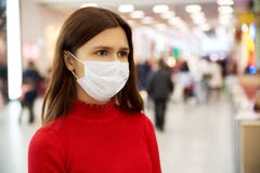 D'une jeune froncements de sourcils alarmés et regards fille loin elle a dans le mail et est peur de l'infection photographie stock D'une jeune froncements de sourcils alarmés et regards fille loin elle a dans le mail et est peur de l'infection photographie stock