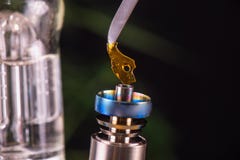 Dabbing инструмент с малой частью конопли смазывает aka обломок - medi стоковые фотографии rf Dabbing инструмент с малой частью конопли смазывает aka обломок - medi стоковые фотографии rf