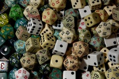 Dadi Polyhedral come utilizzato nei giochi di ruolo del piano d'appoggio fotografia stock Dadi Polyhedral come utilizzato nei giochi di ruolo del piano d'appoggio fotografia stock