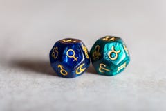 Dados de la astrología con el símbolo del zodiaco del tauro y de su planeta predominante Venus fotografía de archivo Dados de la astrología con el símbolo del zodiaco del tauro y de su planeta predominante Venus fotografía de archivo
